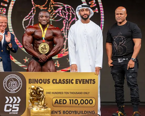 Anis Binous crowning the bodybuilding winner at the Binous Classic 2024