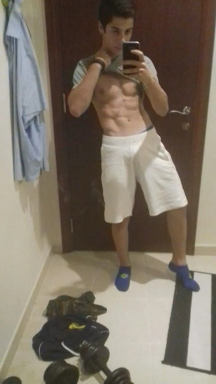 Early physique progress, mirror photo